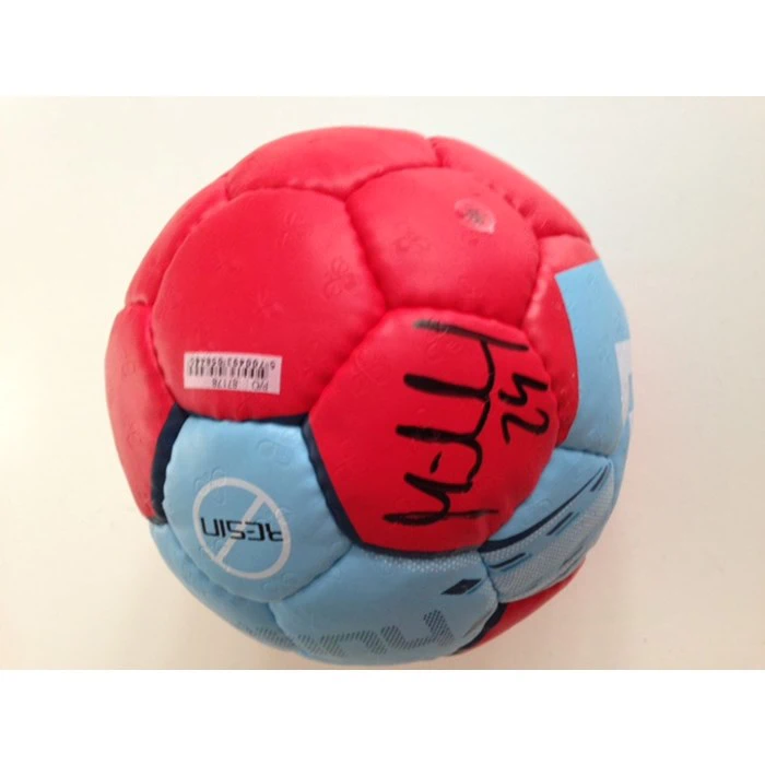 Signerede Hummel-sko og -bold fra Mikkel Hansen